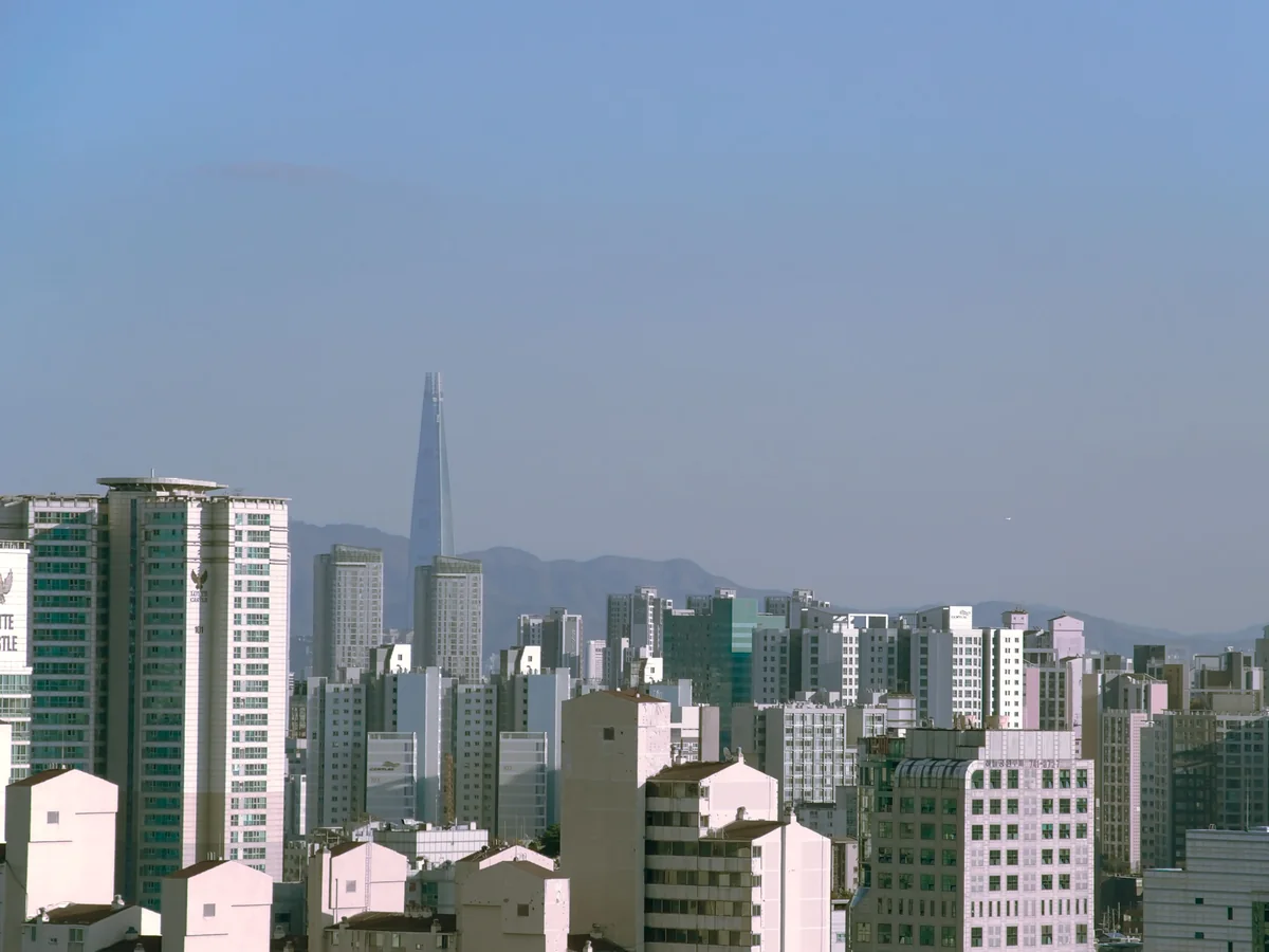 Seouls skyline med Lotte World Tower, der rejser sig nær Jamsil, det kvarter stadion ligger i